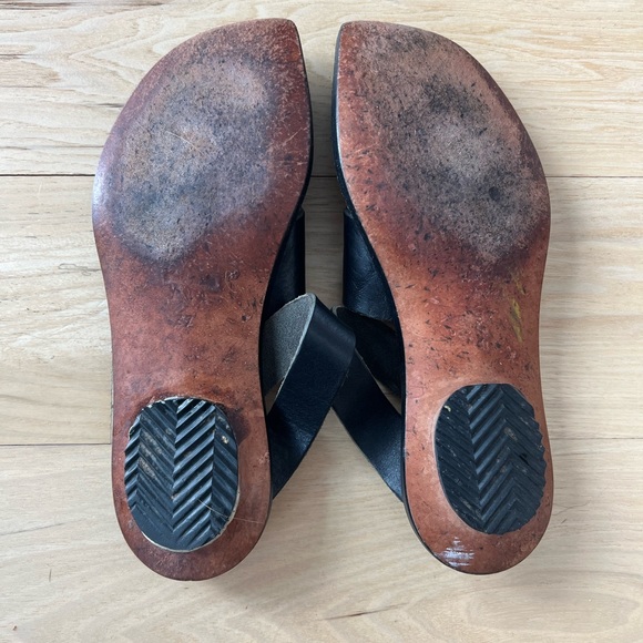 Cydwoq Sandals - Picture 4 of 5